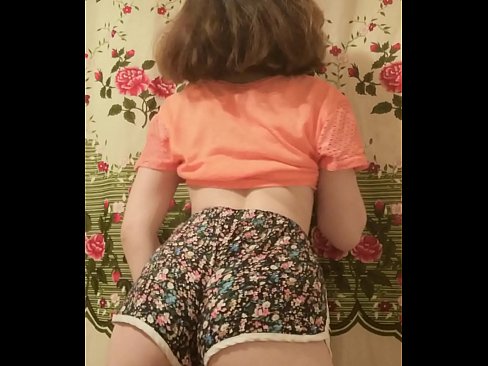 ❤️ Ngoana e monyane ea khahlehang o hlobola marikhoe a hae a mafupi ka k'hamera litšoantšong tsa bootsoa st.desixxxtube.ru ❤